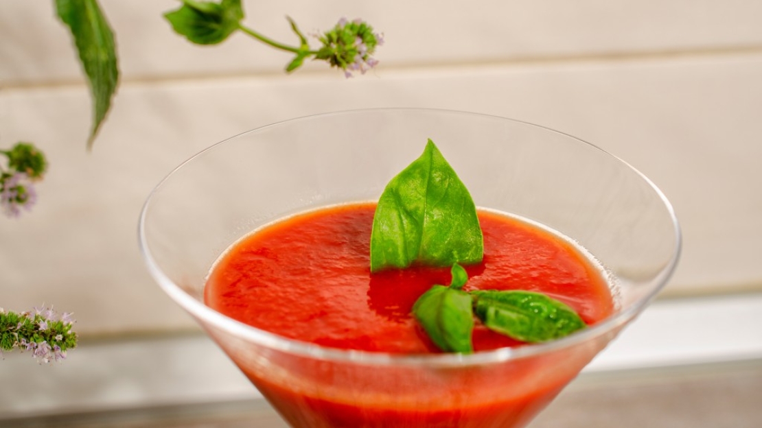 Le Cocktail Méditerranéen au Jus de Tomate et Basilic